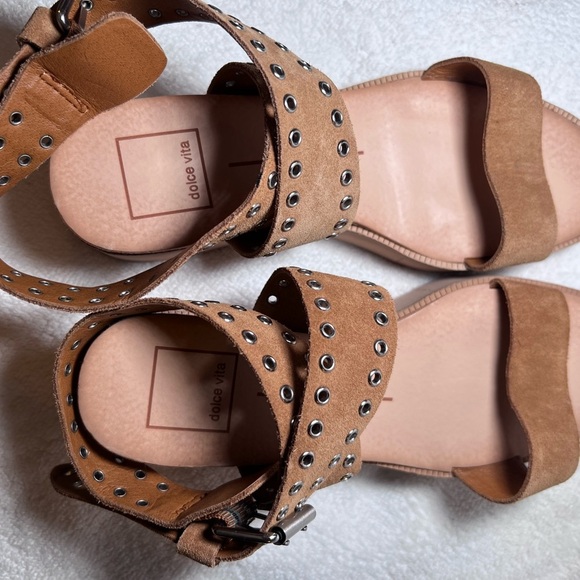 Dolce Vita Tan Sandals with Suede Finish and Platform Sole - Picture 3 of 10